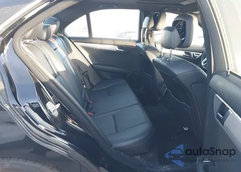 2013 Mercedes-Benz C 250 Sport z USA, uszkodzony, nr VIN WDDGF4HB1DR251854